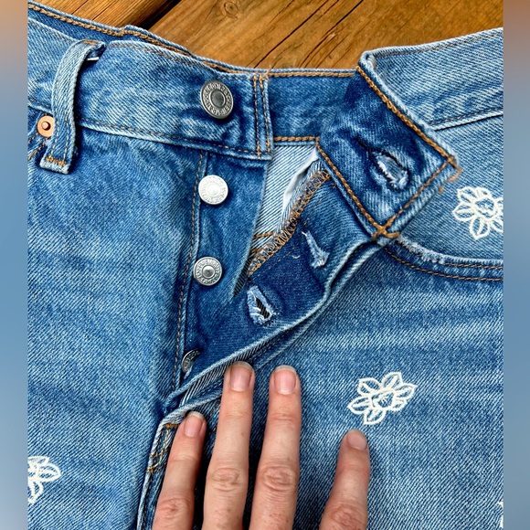 Authentic Levi’s 501 Jean Shorts with Floral Embroidery - Size 26 - Picture 3 of 11